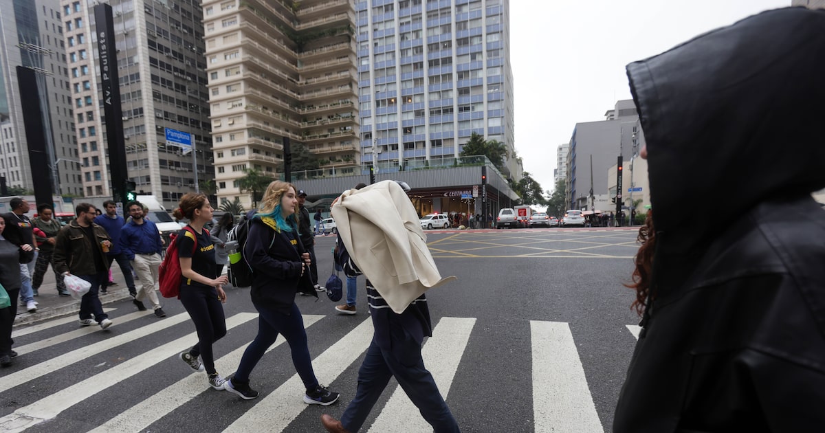 Paulistanos enfrentam frio e chuva em SP. (Foto: Tiago Queiroz/Estadão - 06/06/2025)