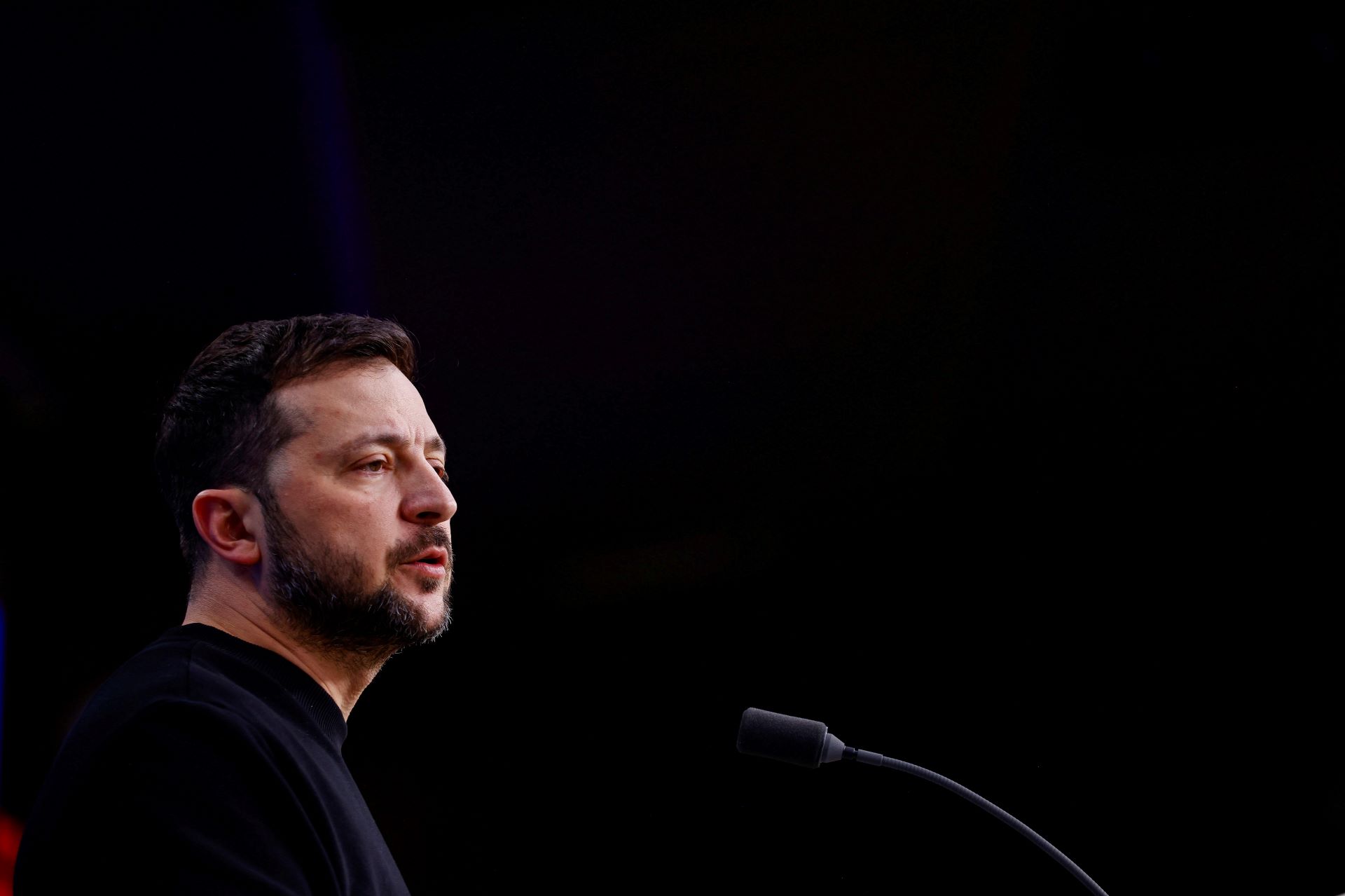 Ucrânia propõe nova reunião com Rússia para discutir negociações de paz Presidente da Ucrânia, Volodymyr Zelensky, durante cúpula de líderes da UE em Bruxelas, na Bélgica - 19/12/2024 (Foto: Johanna Geron/Reuters)