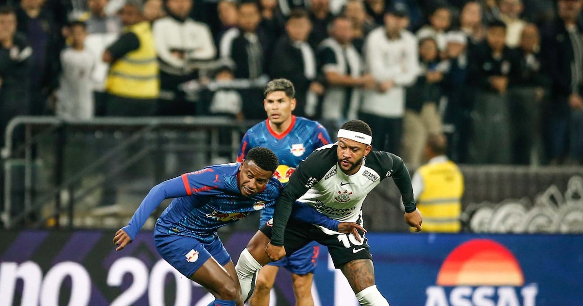 Corinthians desperdiça oportunidades e é derrotado pelo RB Bragantino Memphis Depay em ação durante Corinthians x Red Bull Bragantino (Foto: Ari Ferreira/Red Bull Bragantino)
