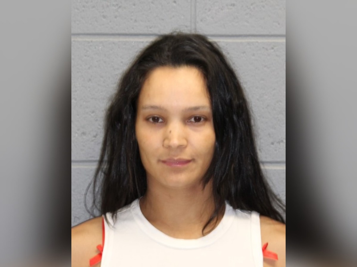 Brasileira é presa por deixar filhos trancados em carro durante calor intenso nos EUA A brasileira Talita Sonia De Carvalho Silva, de 30 anos, foi presa na cidade de Naugatuck, em Connecticut, nos Estados Unidos, após deixar os dois filhos pequenos dentro do carro (Foto: Divulgação).