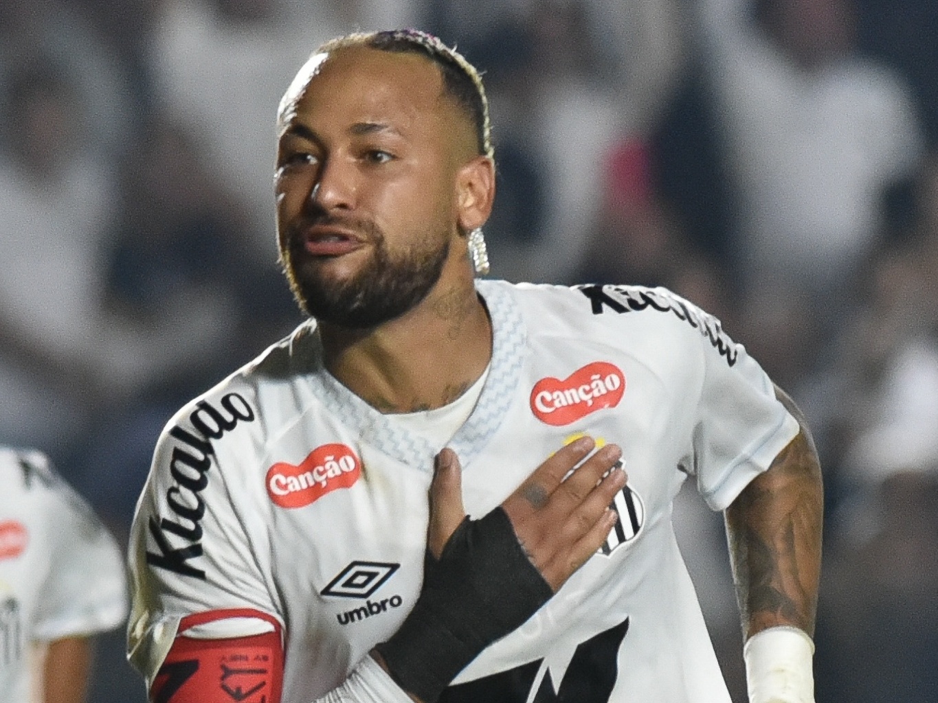 Neymar comemora gol em Santos x Flamengo, jogo do Brasileirão (Foto: Jota Erre/AGIF)
