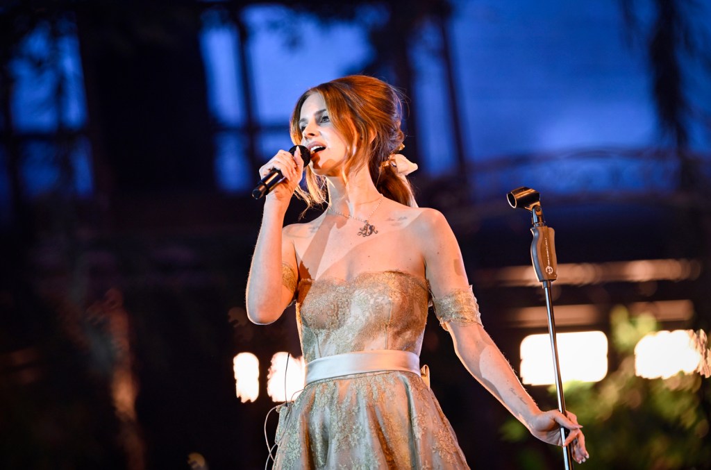 Lana Del Rey reza por Palestina e apoia vítimas das enchentes no Texas Lana Del Rey expressou apoio à Palestina e às vítimas das mortais inundações no Texas em postagens nas redes sociais. (Foto: Reprodução)