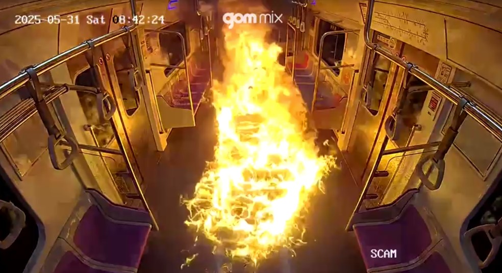 Homem ateia fogo em vagão de metrô lotado e provoca pânico na Coreia do Sul Homem incendeia vagão lotado no metrô de Seul, na Coreia do Sul, em 31 de maio de 2025. Imagens de câmera de segurança divulgadas em 25 de junho mostram a ação. (Foto: Promotoria do distrito sul de Seul via Reuters)