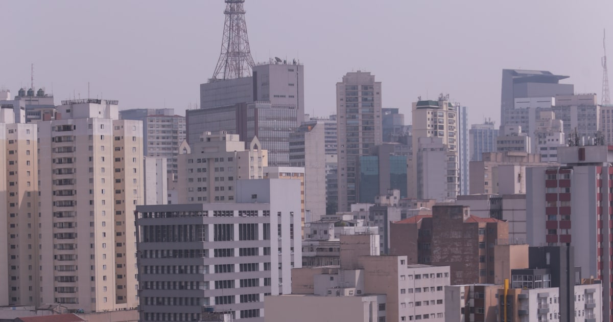 São Paulo registra a tarde mais seca do ano e prevê calor intenso nos próximos dias Vista da capital paulista: chegada de ar frio de origem polar proporcionou tarde mais seca do ano. (Foto: Tiago Queiroz/Estadão)