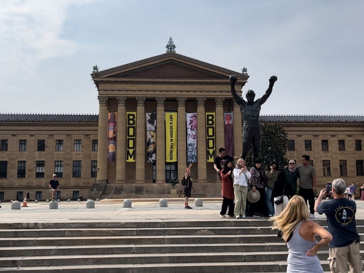 Camisas de Rocky Balboa, em média, saem a US$ 32 (R$ 178 na cotação atual) na loja oficial ao lado da escadaria (Foto: Bruno Braz / UOL)