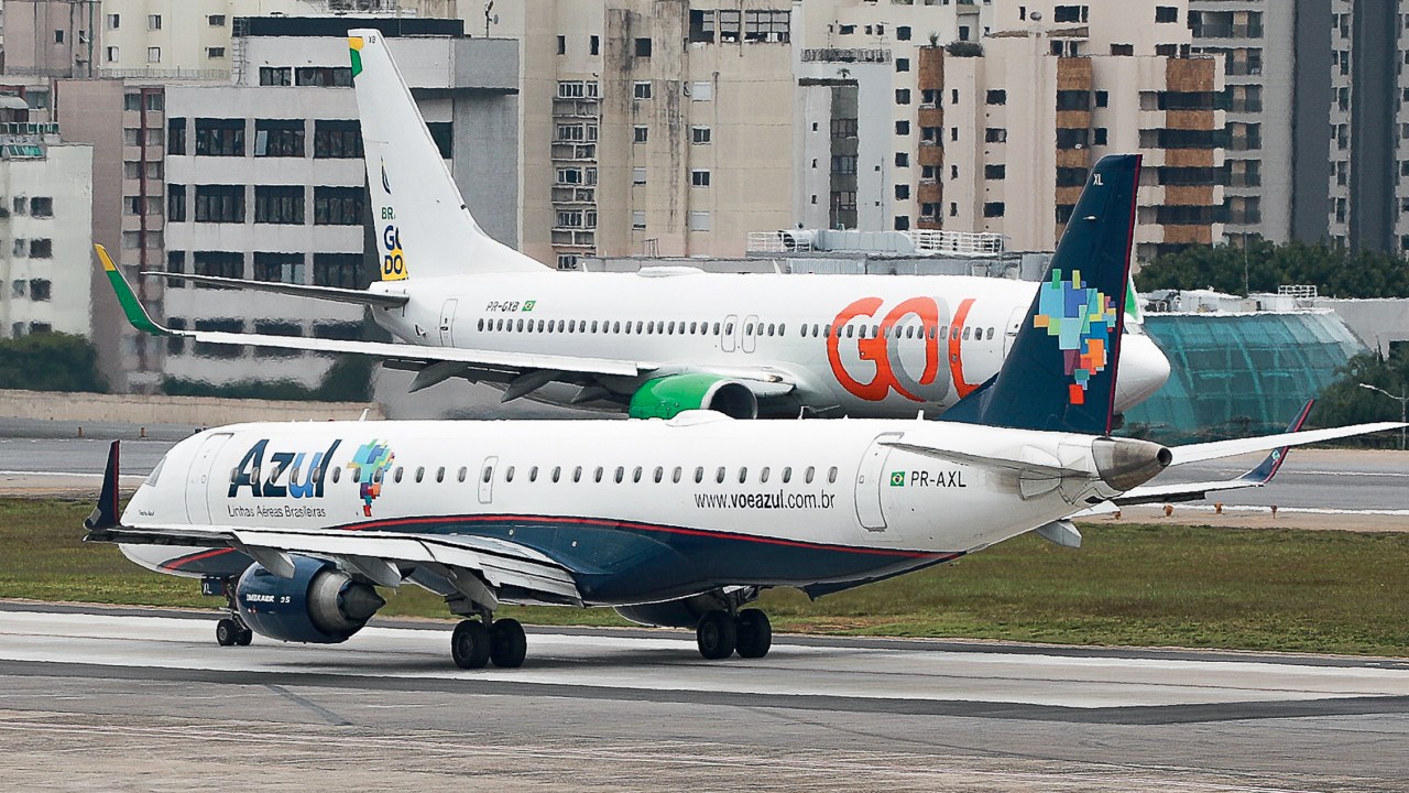 As aeronaves prontas para levantar voo: juntas, as empresas dominarão cerca de 60% do mercado doméstico (Foto: Renato S. Cerqueira/Agência O Globo)