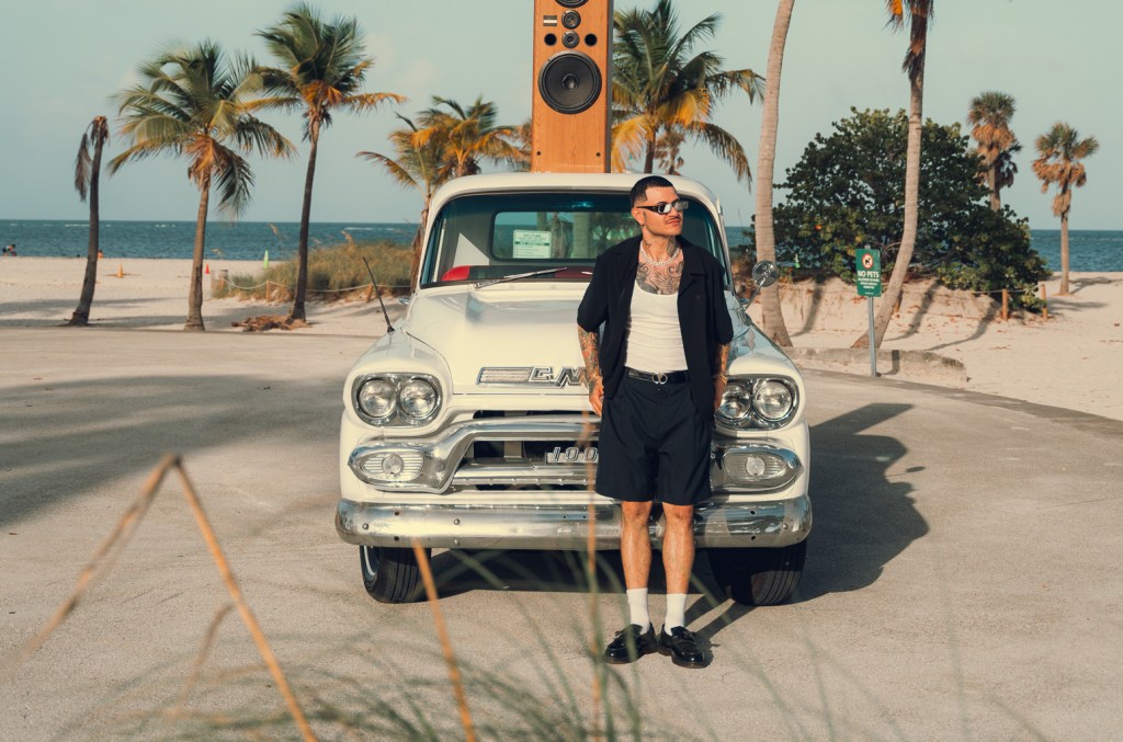Kapo, a estrela em ascensão colombiana, fala sobre seu novo álbum "Por Si Alguien Nos Escucha." (Foto: Reprodução)