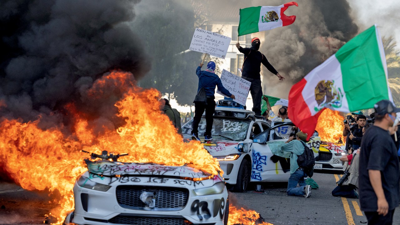 Tumulto na “Cidade dos Anjos”: apoio a mexicanos e a outros que vêm sendo perseguidos pelo presidente (Foto: Ringo Chiu/AFP)