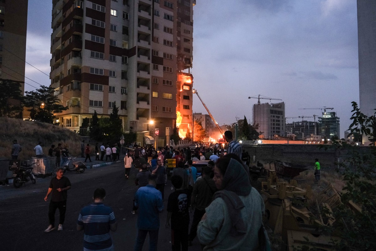 Um conjunto residencial danificado na capital iraniana, Teerã, após os ataques israelenses, na sexta-feira, 13 de junho de 2025 (Foto: Arash Khamooshi/The New York Times)
