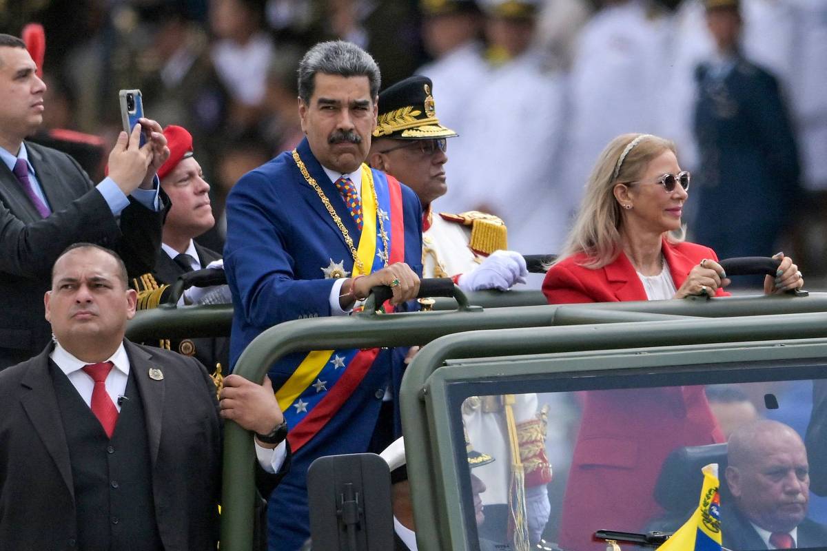 Maduro solicita drones militares e destaca a guerra moderna na Venezuela O ditado da Venezuela, Nicolás Maduro, e a primeira-dama, Cilia Flores, desfilam em um veículo militar durante as comemorações do Dia da Independência, em Caracas (Foto: Juan Barreto - 5.jul.25/AFP)