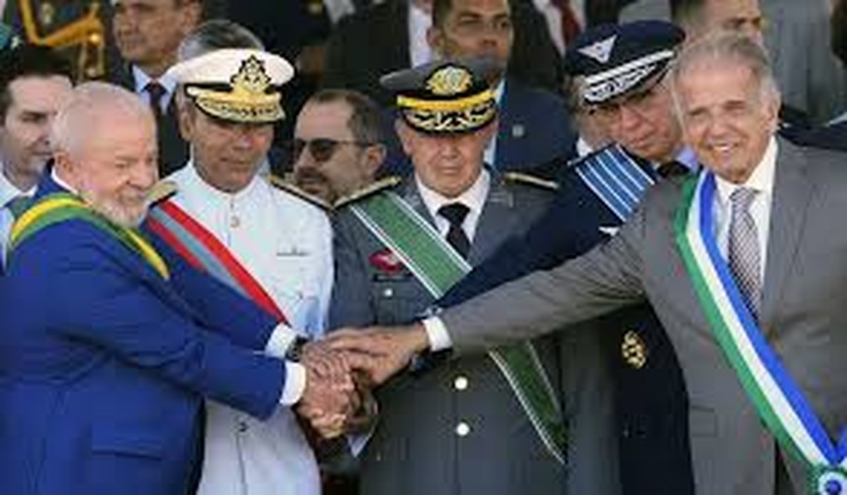 Múcio (à esquerda) com Lula e os comandantes militares (Foto: reprodução)