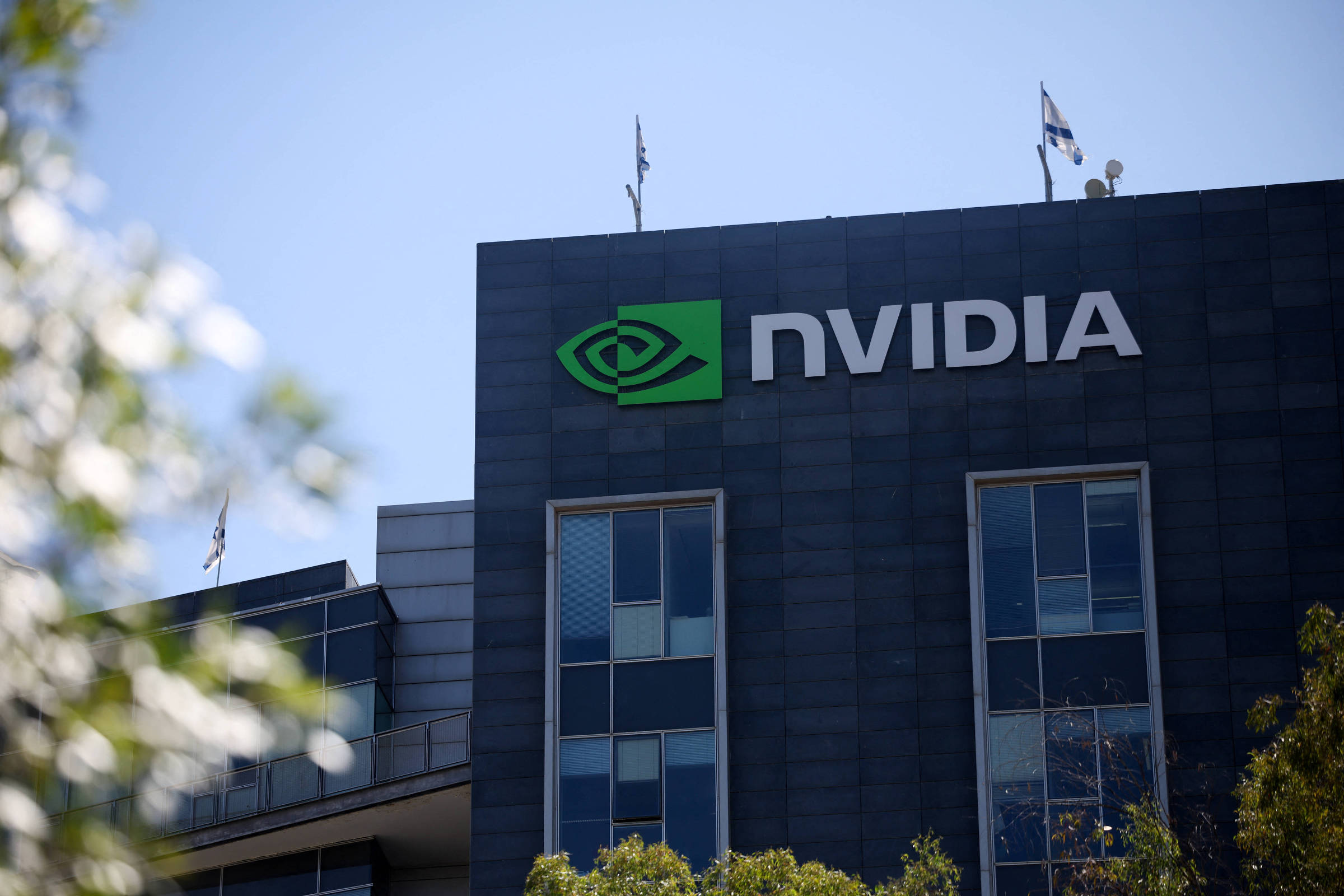 Nvidia se torna a primeira empresa a ultrapassar US$ 4 trilhões em valor de mercado Prédio com logotipo da Nvidia em Israel (Foto: Shir Torem/Reuters)