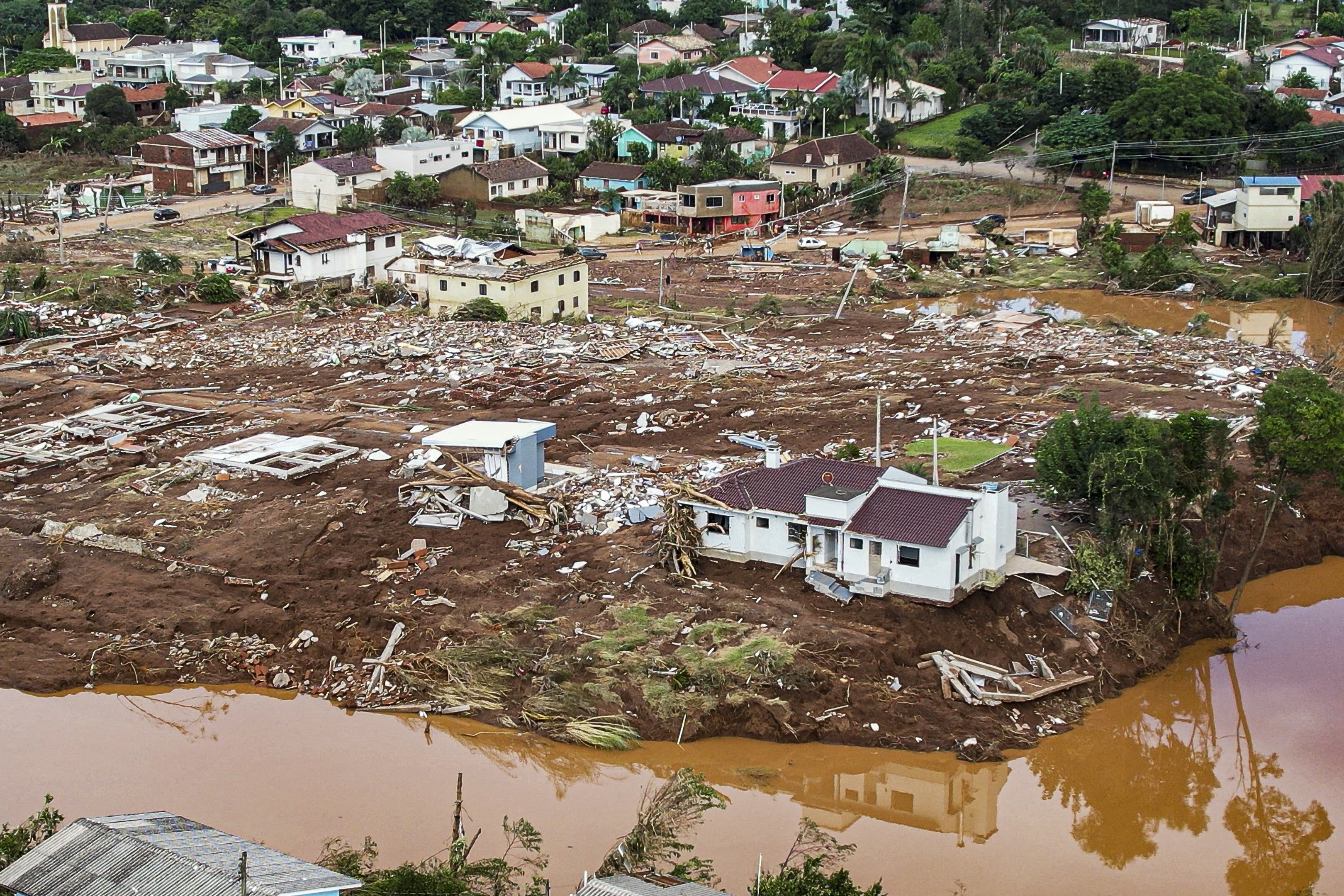 Perdas econômicas nas enchentes históricas do Rio Grande do Sul somaram R$ 88,9 bilhões, reforçando a urgência da adaptação climática (Foto: Gustavo Ghisleni/AFP)