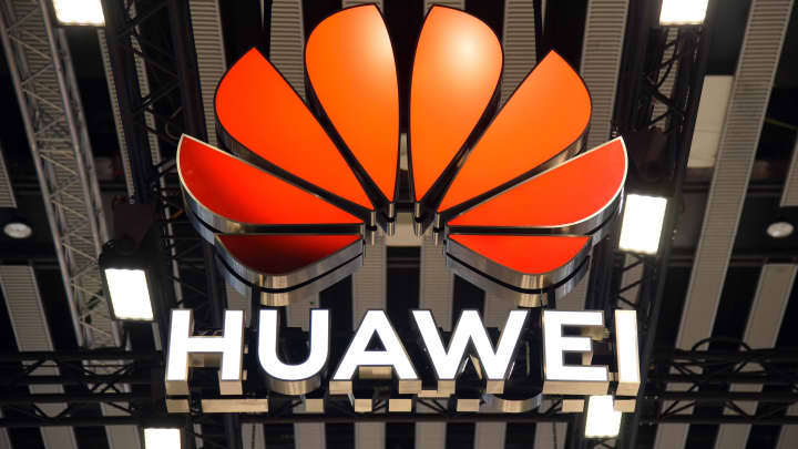 A empresa se transformou nos últimos anos de uma competente firma de telecomunicações do setor privado em um "poderoso gigante da tecnologia que abrange toda a pilha de hardware e software de IA", disse Paul Triolo, parceiro e vice-presidente sênior da DGA-Albright Stonebridge Group. (Foto: Ramon Costa | SOPA Images | Lightrocket | Getty Images)