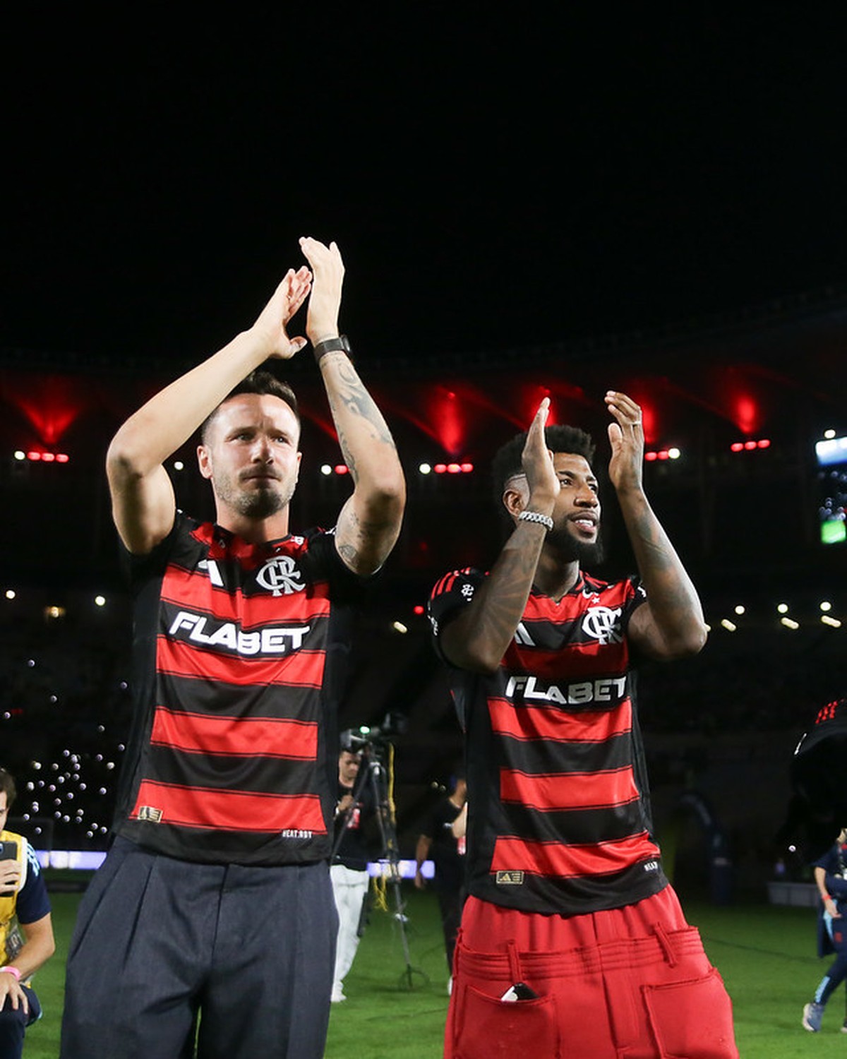 Flamengo aguarda retorno de Saúl e Emerson para reforçar o elenco Saúl e Emerson Royal apresentados à torcida no Maracanã (Foto: Flamengo)