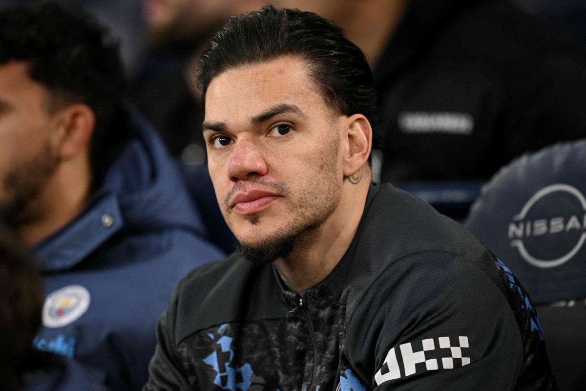 Galatasaray oferece R$ 19 milhões por Ederson, do Manchester City, segundo jornal Ederson no Manchester City (Foto: Oli SCARFF / AFP)