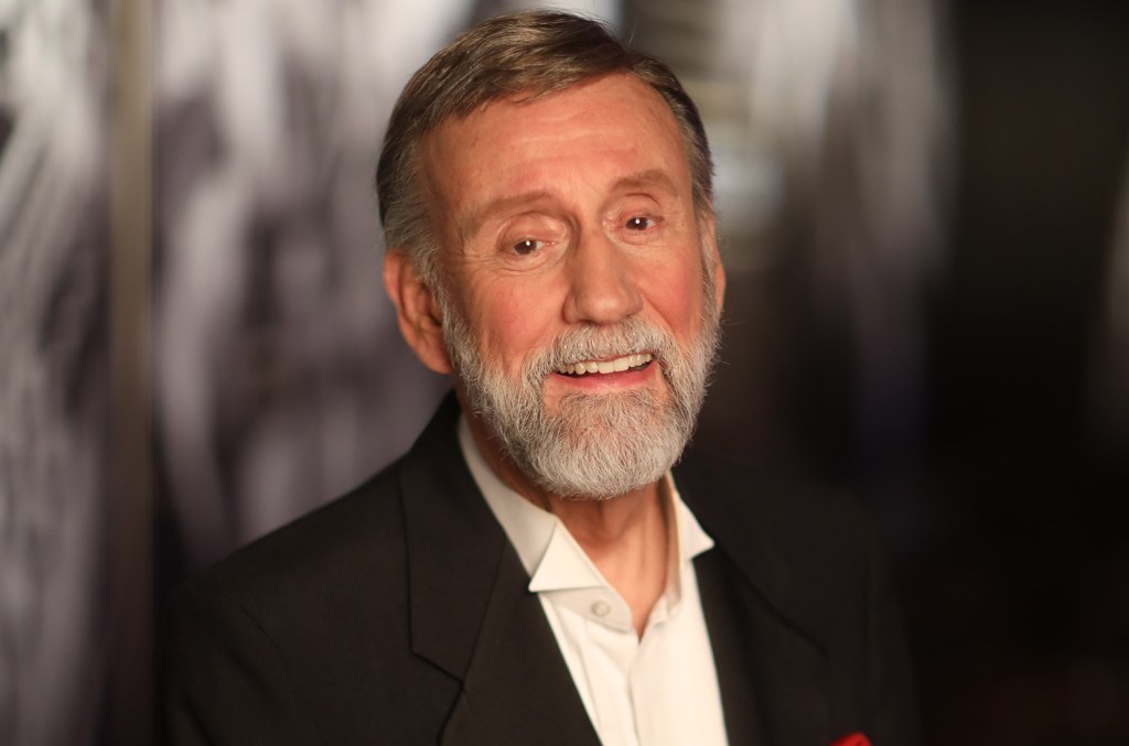 Ray Stevens se recupera de ataque cardíaco e recebe apoio dos fãs Ray Stevens está se recuperando de uma cirurgia cardíaca após o membro do Hall da Fama da Música Country ter sofrido um recente ataque cardíaco. (Foto: Reprodução)