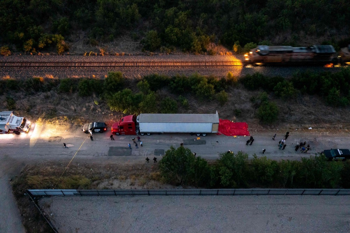 Dois homens recebem prisão perpétua por morte de mais de cinquenta migrantes nos EUA Caminhão que levava os migrantes abandonado em San Antonio, no Texas — Foto: JORDAN VONDERHAAR/AFP