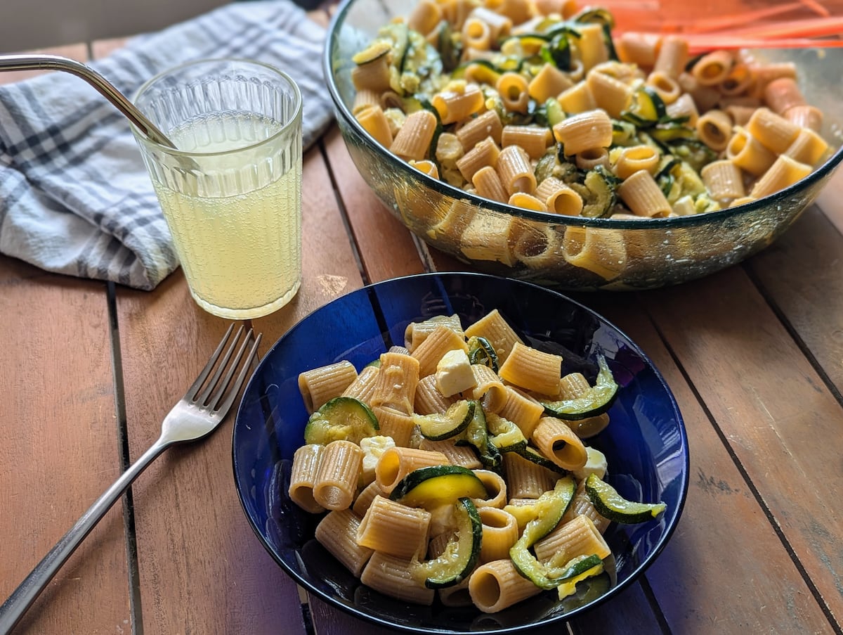 Deliciosa ensalada de pasta com queijo feta, abobrinha e hortelã refrescante