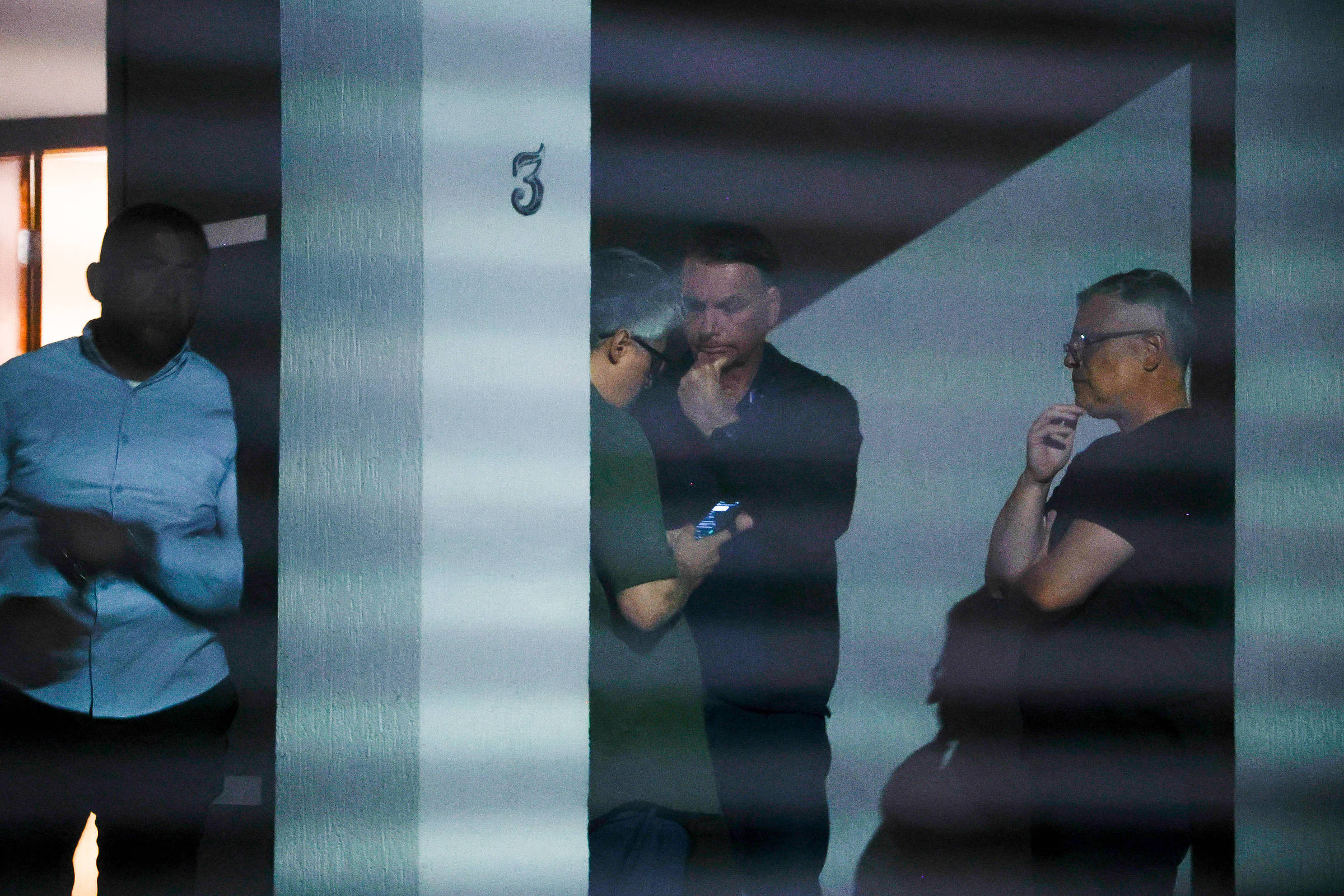 STF deve agir com cautela e imparcialidade no caso envolvendo Bolsonaro O ex-presidente Jair Bolsonaro (PL) na garagem de sua casa horas após a decretação de prisão domiciliar (Foto: Pedro Ladeira - 4.ago.25/Folhapress)