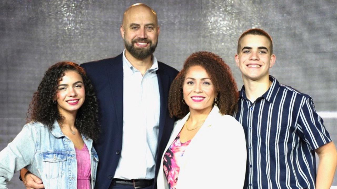 Pastor relata cura milagrosa após sonho com cirurgia divina em seu corpo John Boore e a família. (Foto: Reprodução/AG News)