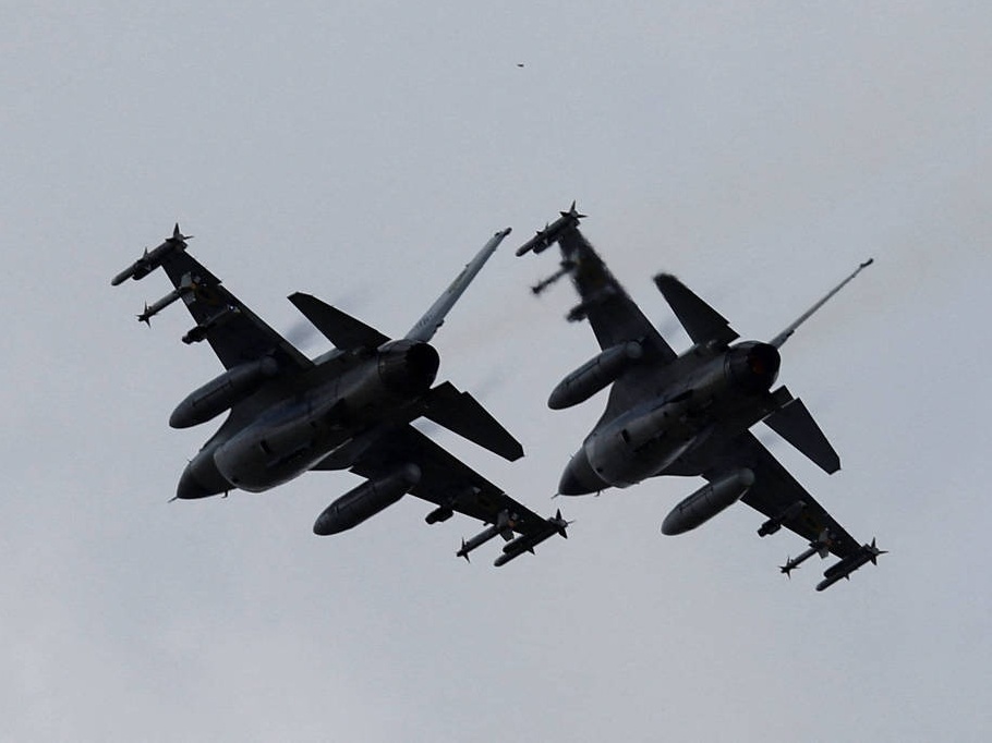 Piloto ucraniano morre e F-16 é abatido durante defesa contra ataque russo Dois F-16 ucranianos durante a apresentação do modelo pelo presidente Volodimir Zelenski em agosto de 2024 (Foto: Valentin Ogirenko - 4.ago.2024/Reuters)