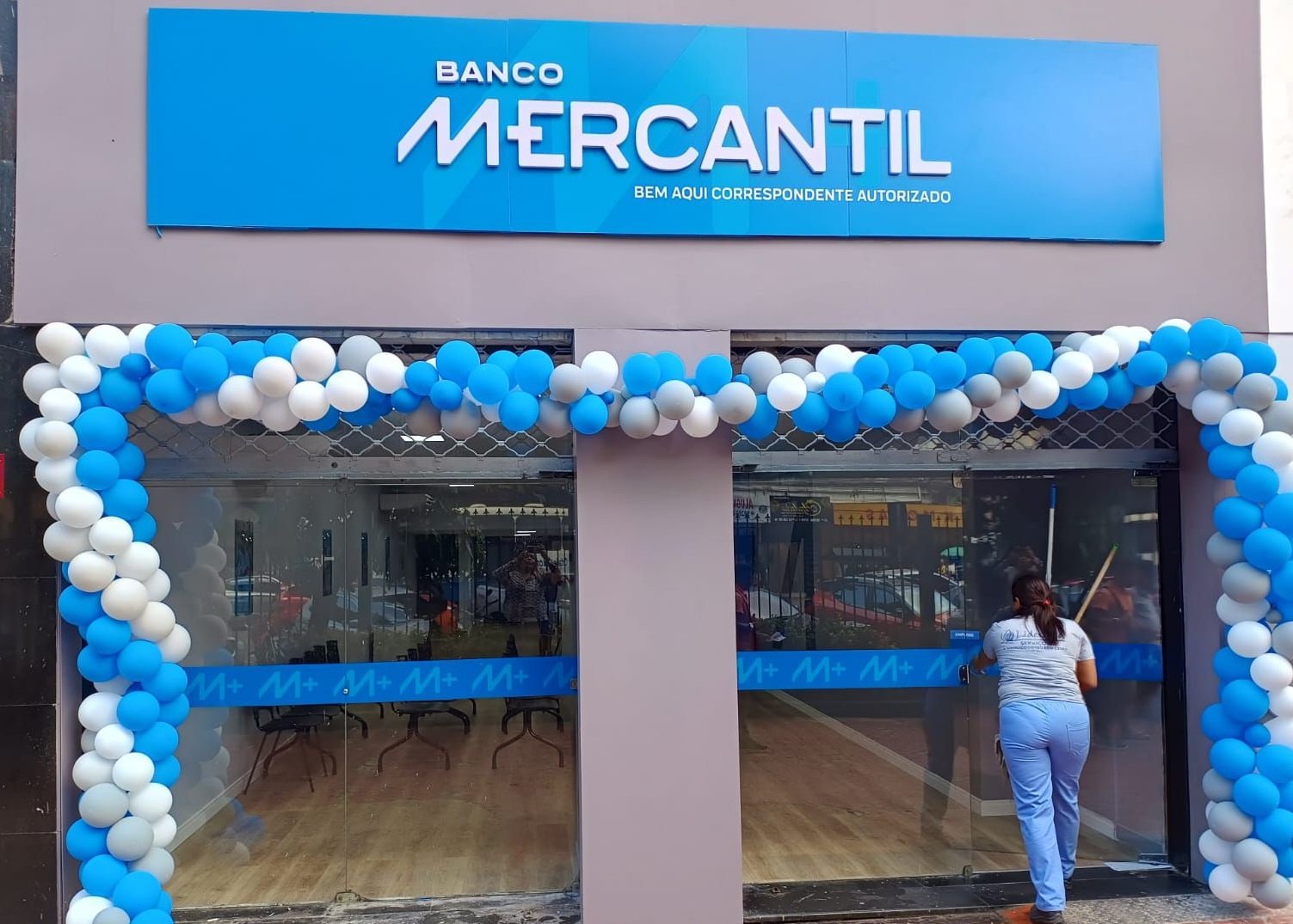 Banco Mercantil investe em agências físicas para atender clientes acima de 50 anos À EXAME, o banco mineiro antecipou: vai somar R$ 25,5 milhões à estratégia de expansão de unidades físicas de atendimento, iniciada em 2024 (Foto: Reprodução/Exame)