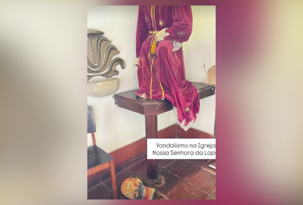 Igreja centenária de Nossa Senhora da Lapa é vandalizada e assaltada em Campos Igreja Nossa Senhora da Lapa, em Campos, amanheceu neste domingo assaltada e depredada (Foto: Reprodução/ Edvar Junior)