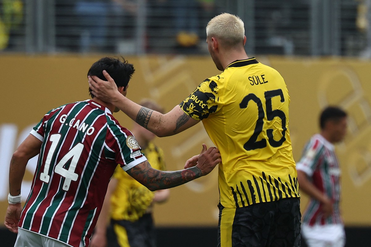 Cano entrou na segunda etapa no empate sem gols contra o Borussia Dortmund-ALE (Foto: FRANCK FIFE / AFP)