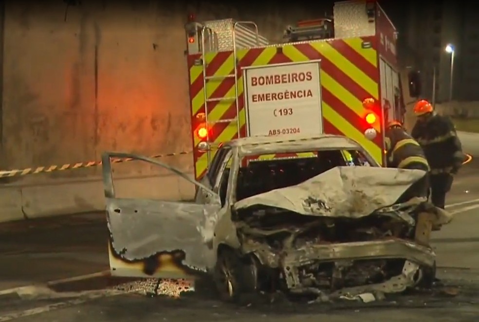 Na fuga, ladrões bateram em outro carro, que pegou fogo (Foto: Reprodução/TV Globo)