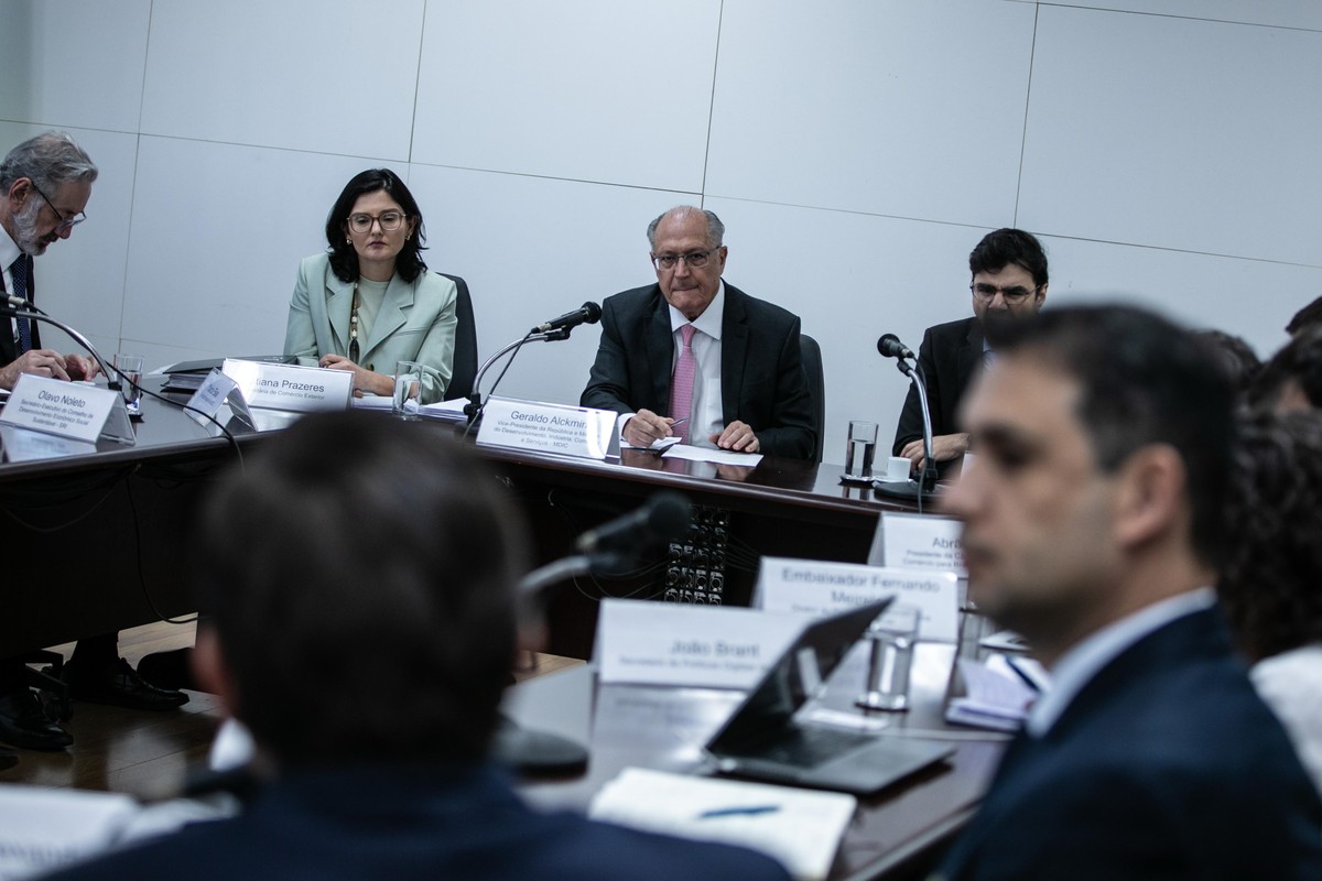 Estados brasileiros que mais exportam para os EUA podem sofrer com tarifas de Trump O vice-presidente e ministro da Indústria Geraldo Alckmin conduz nova rodada de reunião com empresários sobre tarifas de Trump (Foto: Brenno Carvalho/Agência O Globo)