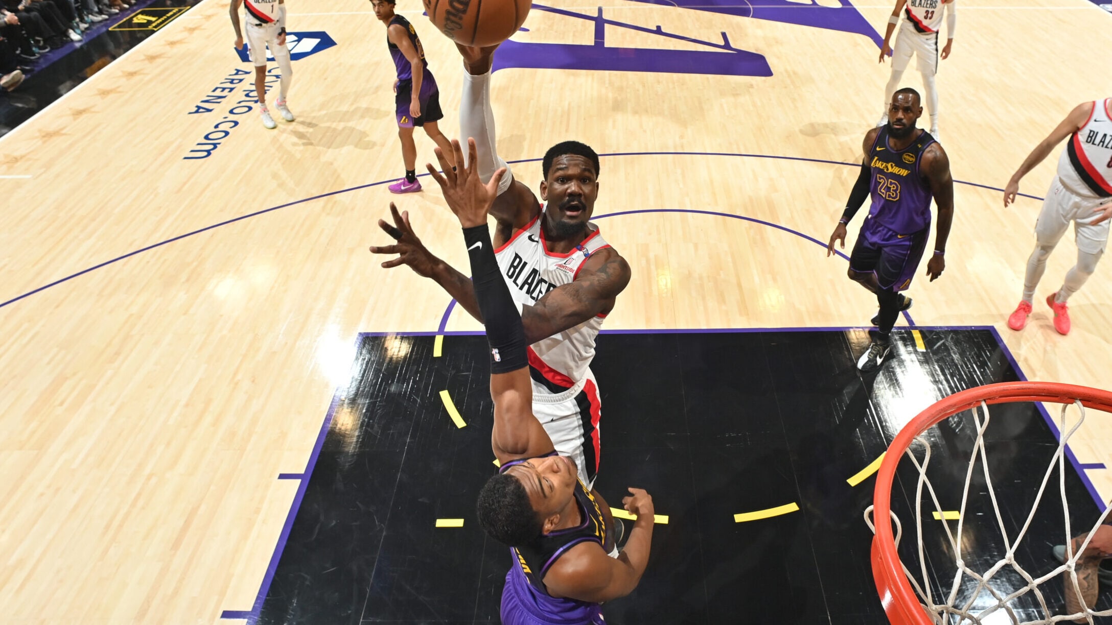 Deandre Ayton deve assinar contrato com o Los Angeles Lakers Foto: Reprodução/@NBA