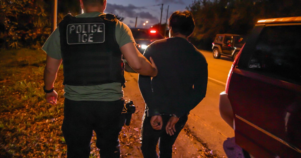 Supremacia federal em imigração se torna desafio para Trump após decisão do Supremo Uma detenção após uma operação em West Palm Beach, na Flórida, em 13 de fevereiro de 2025. (Foto: U.S. Immigration and Customs Enforcement)