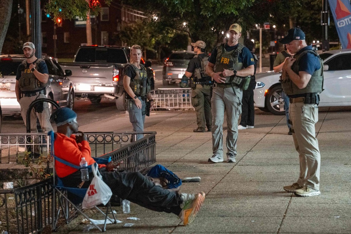 Agentes federais socorrem mulher que supostamente sofria de efeitos colaterais de maconha sintética em Washington (Foto: Andrew Leyden/ Getty Images via AFP)