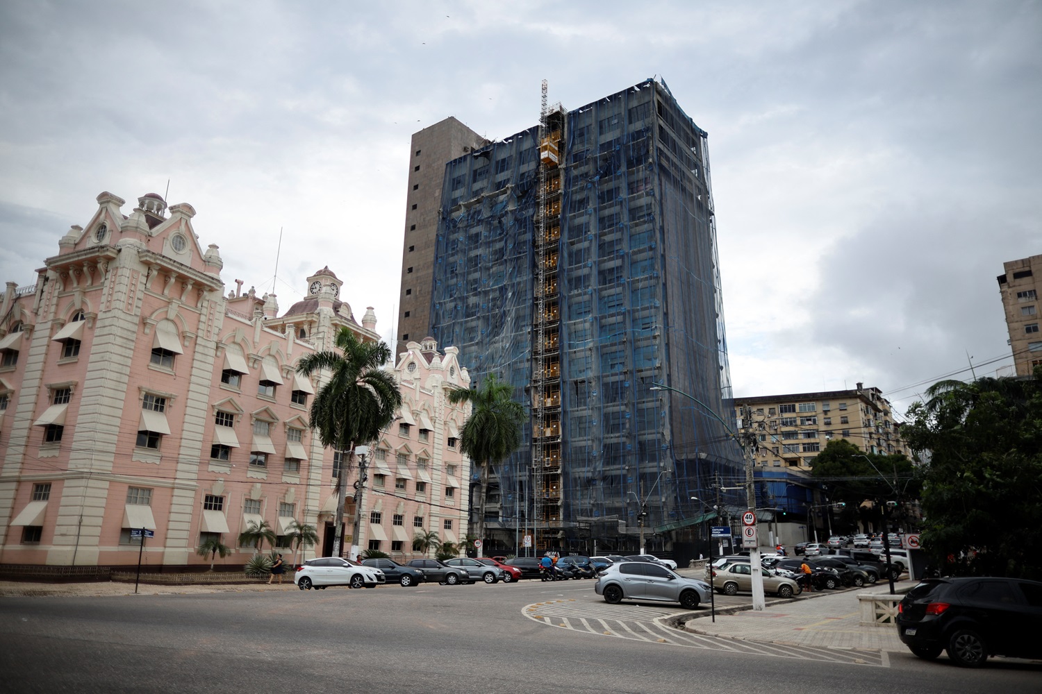 Construção de hotel no centro de Belém, durante preparativos para a COP30 em Belém, Pará (Foto: REUTERS/Adriano Machado)