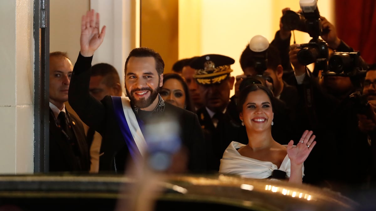 O presidente de El Salvador, Nayib Bukele, e sua esposa, Gabriela Rodríguez, durante o ato do 1 de junho que marca o primeiro ano de seu segundo mandato. (Foto: Rodrigo Sura (EFE))