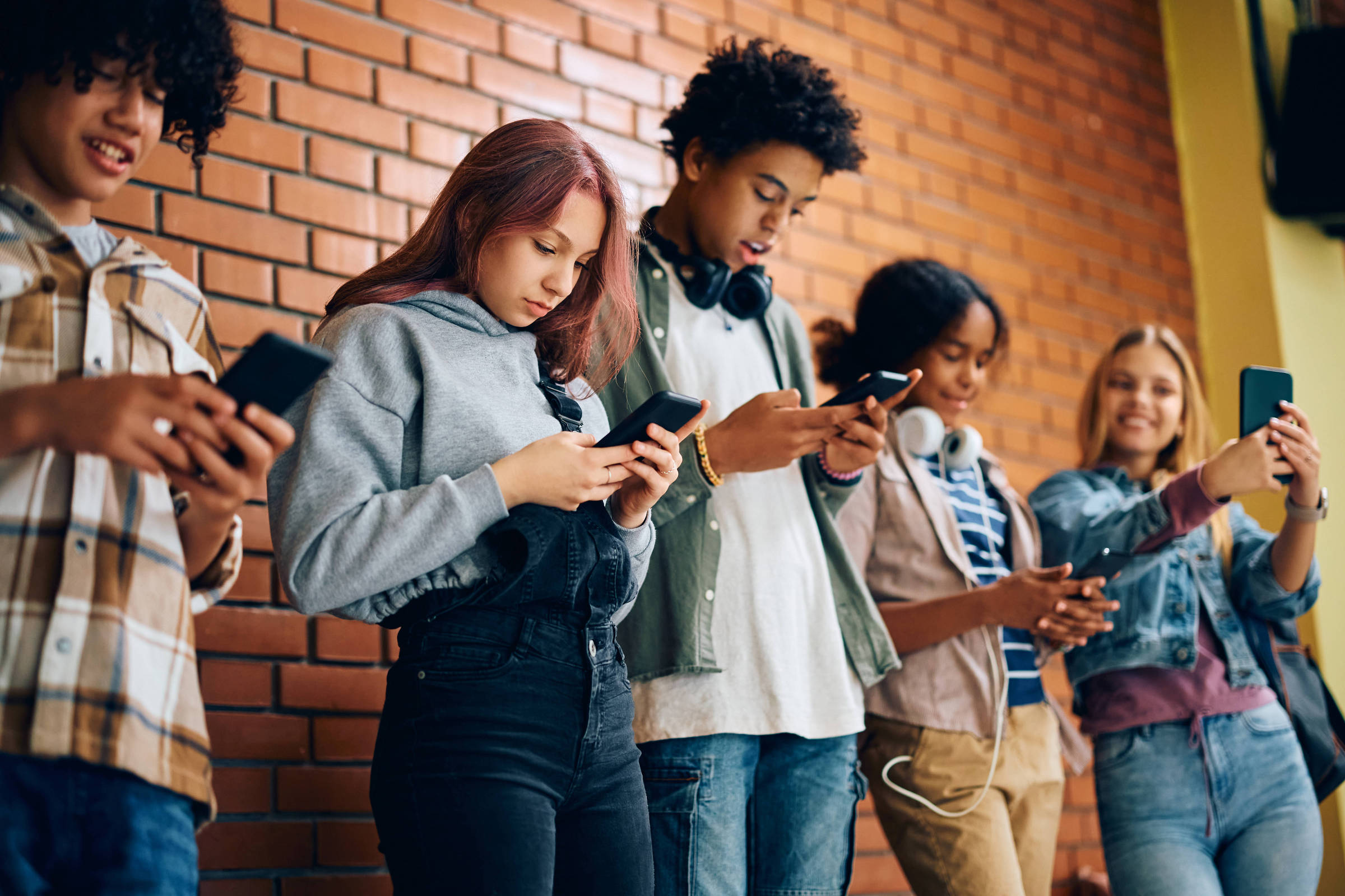 Plataformas digitais na Austrália deverão adotar sistemas de verificação de idade, sob risco de multa (Foto: Drazen_zigic/Adobe Stock)