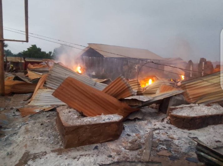 Ao menos 38 pessoas foram mortas em ataque perpetrado por grupo ligado ao Estado Islâmico na República Democrática do Congo (Foto: Reprodução/Twitter)