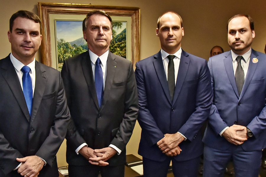 Bolsonaro é apontado como o responsável por confusões familiares na política Ex-presidente Jair Bolsonaro com os filhos Flávio, Eduardo e Carlos (Foto: Roberto Jayme/Ascom/TSE)