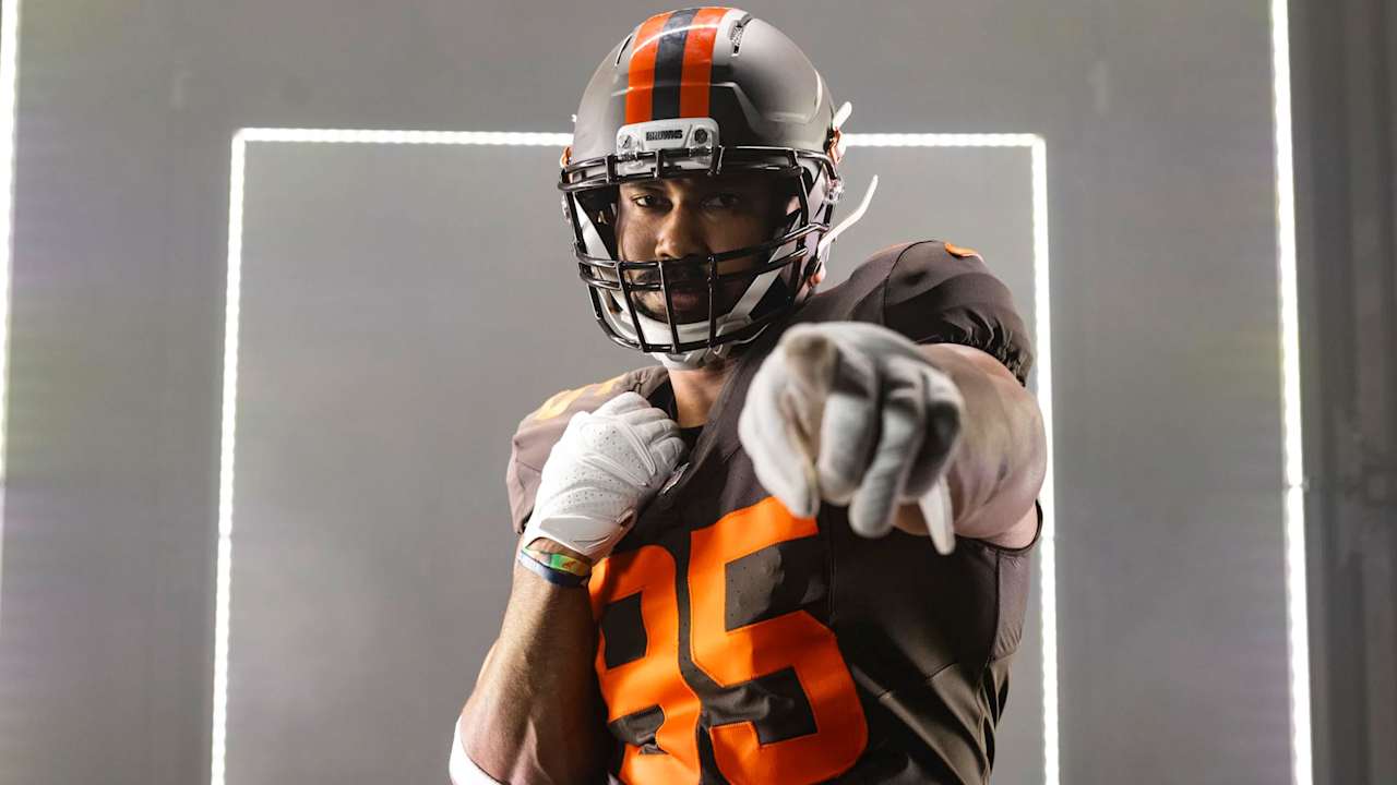 Browns apresentam primeiro capacete marrom como parte do visual 'Alpha Dawg' para 2025 Foto: Reprodução/@NFL
