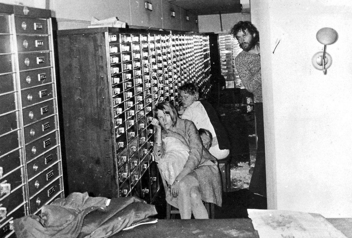 Morre Clark Olofsson, o criminoso que inspirou a síndrome de Estocolmo Imagem do sequestro, com a refém Kristin Enmark ao centro da foto (Foto: AFP)