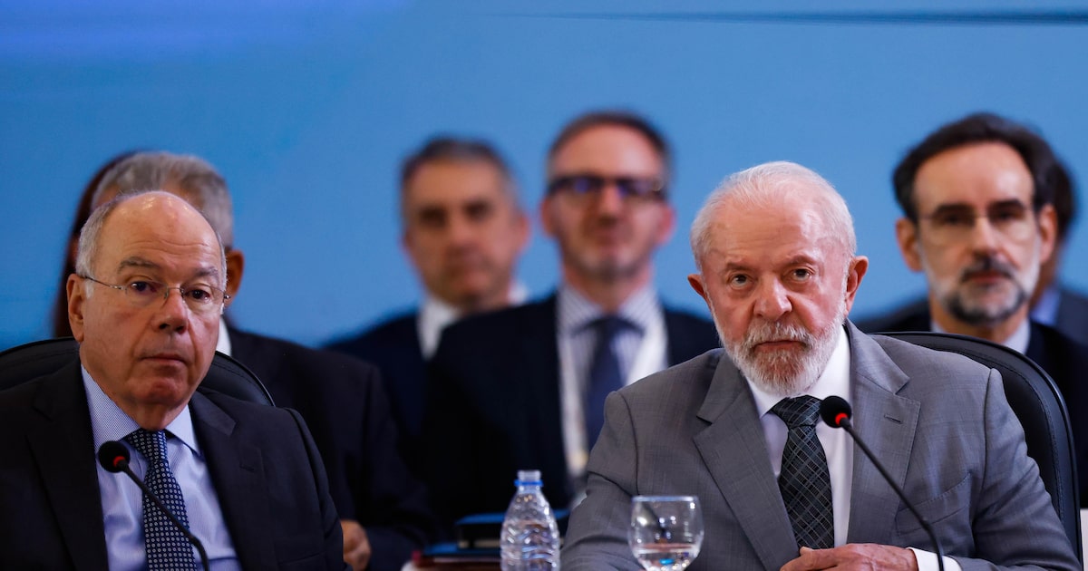Brics enfrenta ausências e cúpula ambiciosa se torna improvável Presidente do Brasil, Luíz Inácio Lula da Silva, durante a abertura da Primeira Reunião Sherpas da presidência brasileira do BRICS, em fevereiro, no Palácio do Itamaraty, em Brasília. Na foto, o ministro das Relações Exteriores, embaixador Mauro Vieira, ao lado de Lula (Foto: Wilton Junior/ESTADÃO)