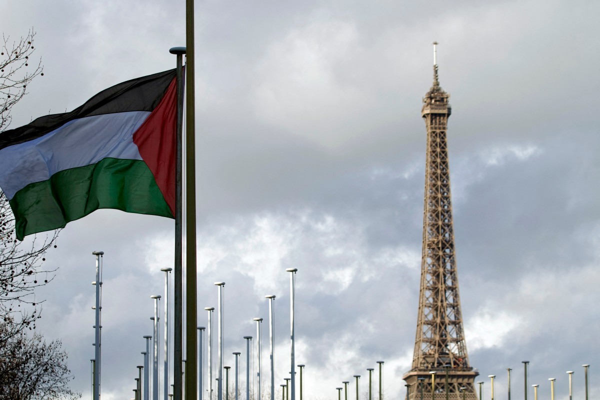 França anuncia reconhecimento do Estado Palestino na ONU em setembro Bandeira palestina é hasteada pela primeira vez, em 13/12/2011, acima de agência da ONU, a sede da Unesco em Paris (Foto: Joël SAGET / AFP)