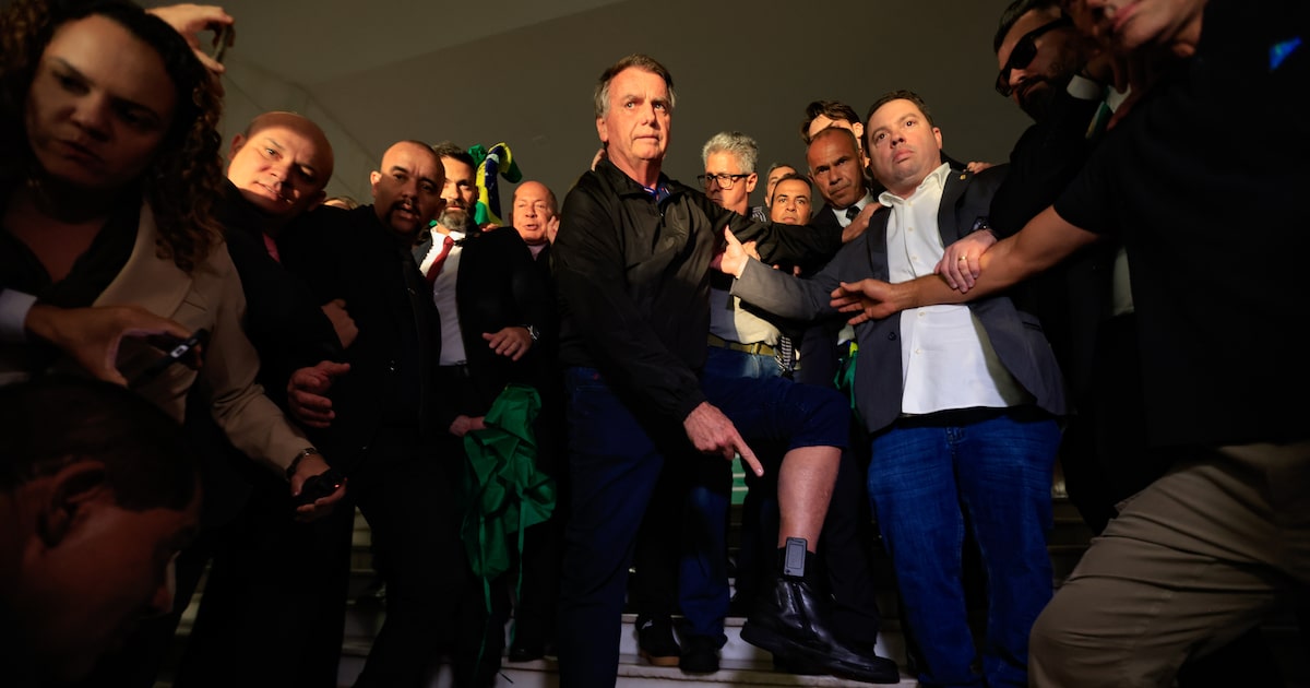 Bolsonaro como vítima: análise de Fabiano Lana sobre erro político estratégico O ex-presidente mostrou para os jornalistas a tornozeleira eletrônica que foi colocada por ordem do STF, na saída da Câmara dos Deputados, após reunião com a liderança do PL, na segunda-feira, 21. (Foto: WILTON JUNIOR)