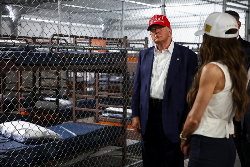 EUA iniciam deportações de imigrantes detidos na prisão chamada 'Alcatraz dos Jacarés' Trump visita 'Alcatraz dos jacarés', novo centro de detenção de imigrantes na Flórida, em 1º de julho de 2025. (Foto: REUTERS/Evelyn Hockstein)