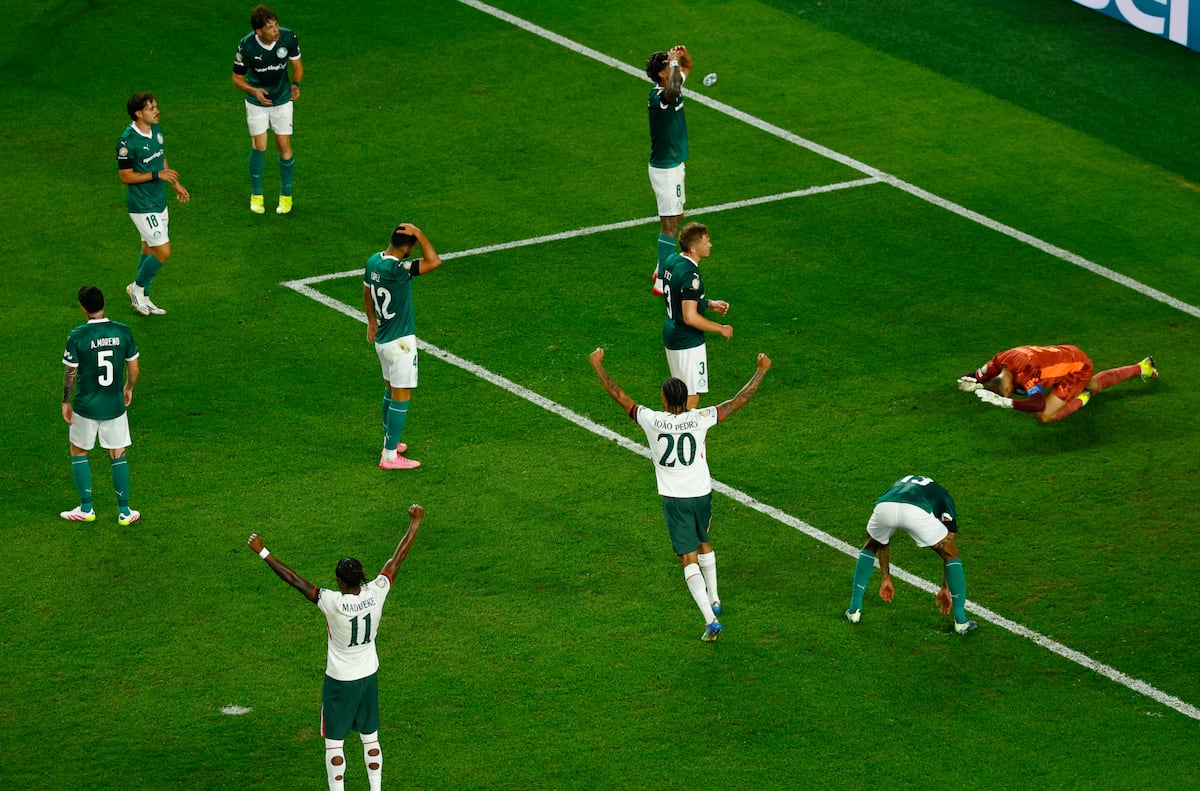 Chelsea impede duelo brasileiro entre Palmeiras e Fluminense na semifinal Weverton, o goleiro do Palmeiras, está no chão e cercado por jogadores de sua equipe e do Chelsea, após sofrer o segundo gol por um erro seu. (Foto: Susana Vera/REUTERS)