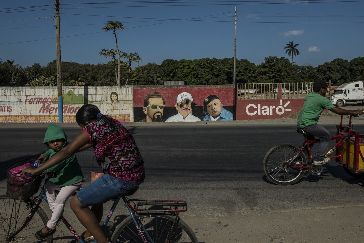 Tinta preta espirrada sobre uma imagem do presidente da Nicarágua, Daniel Ortega, em Rivas, por seu apoio ao projeto. (Foto: Meridith Kohut/The New York Times)