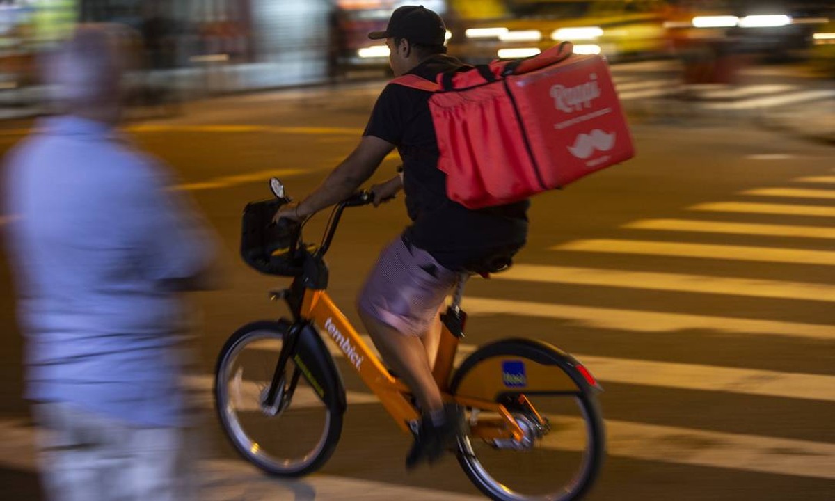 Brasileiros defendem que plataformas garantam férias e 13º para trabalhadores de app Entregador de aplicativo (Foto: Alexandre Cassiano/Ag. O Globo)