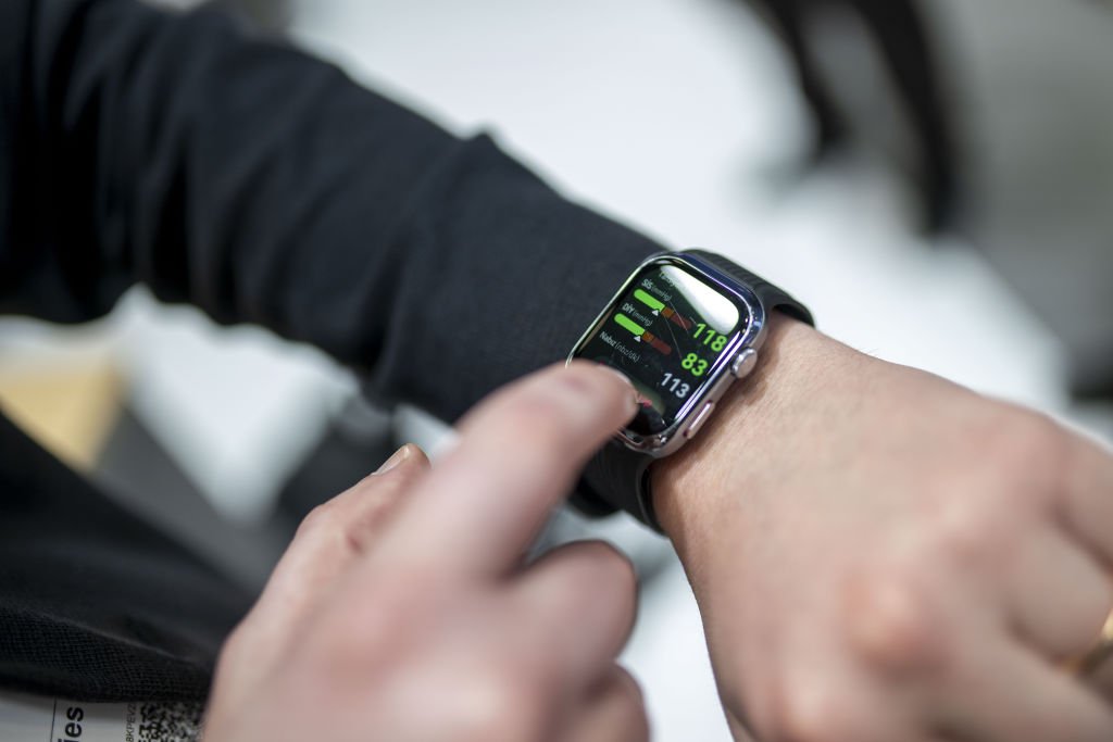 Aplicativos de wearables coletam até 33 tipos de dados dos usuários diariamente Usuário com smartwatch: apps desses dispositivos coletam dados como localização, histórico de uso e dados pessoais (Foto: Anadolu/Getty Images)