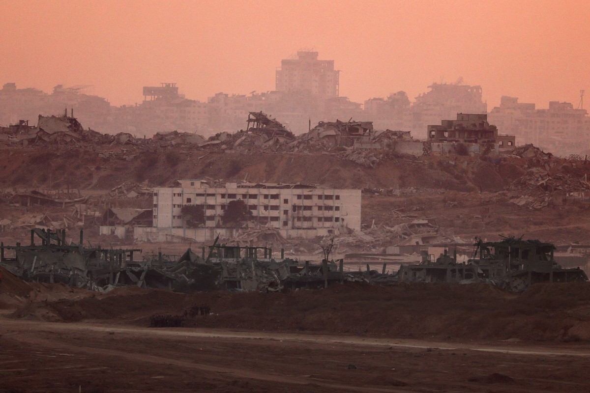 ONU realiza primeiro envio de combustível a Gaza em 130 dias para evitar apagão Prédios destruídos na Faixa de Gaza são vistos a partir de um ponto na fronteira israelense — Foto: Jack Guez/AFP